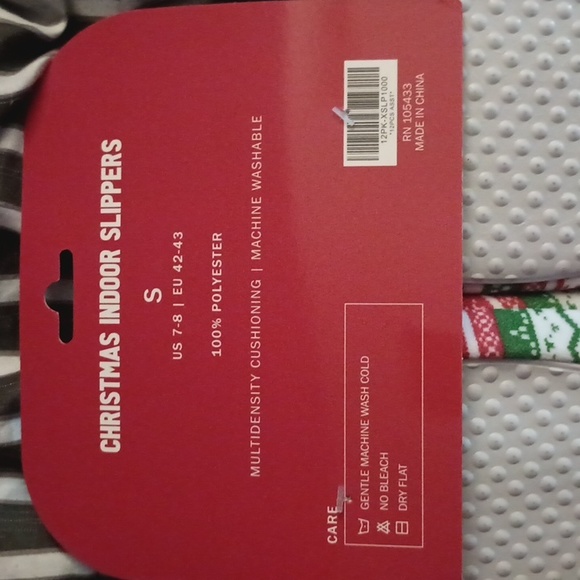 Christmas 🎄slippers NWT BOTH PAIRS Unisex 🤶🧑‍🎄 - Picture 3 of 4